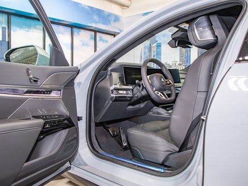 Used 2025 BMW 740i xDrive image 13