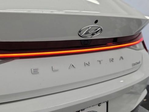 Used 2023 Hyundai Elantra Limited w/ Winter Weather Package FWD image 8