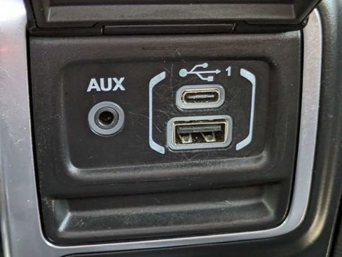 Used 2019 Jeep Wrangler Unlimited Sahara w/ Dual Top Group AWD/4WD image 24