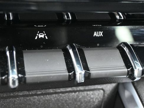 Used 2023 Chevrolet Colorado LT w/ LT Convenience Package II AWD/4WD image 14