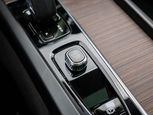 Used 2022 Volvo XC60 B5 Momentum w/ Advanced Package image 19