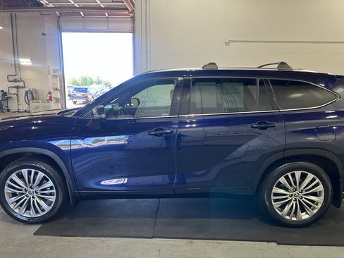 Used 2022 Toyota Highlander Platinum AWD/4WD image 9
