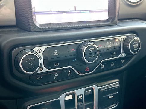 Used 2018 Jeep Wrangler Unlimited Sahara image 16