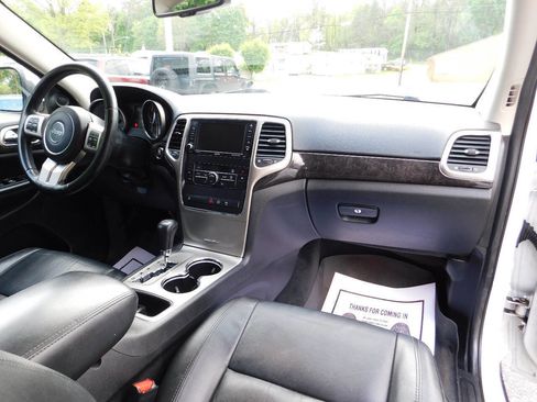Used 2013 Jeep Grand Cherokee Laredo AWD/4WD image 32