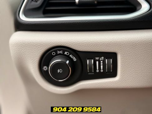 Used 2019 Chrysler Pacifica Touring-L FWD image 15
