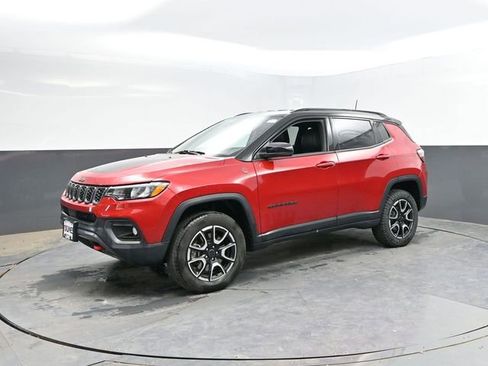 Used 2025 Jeep Compass Trailhawk AWD/4WD image 7
