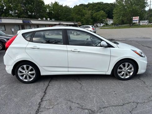 Used 2013 Hyundai Accent SE FWD image 9