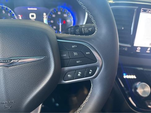Used 2025 Chrysler Pacifica Select FWD image 20