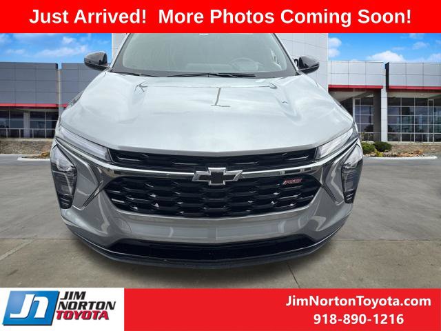 Used 2025 Chevrolet Trax RS w/ Sunroof Package FWD image 7