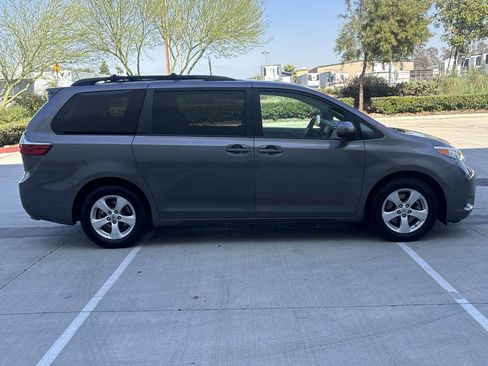 Used 2017 Toyota Sienna LE FWD image 2