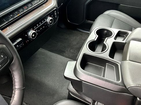 Used 2025 GMC Sierra 1500 SLT image 11