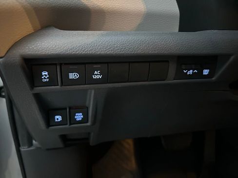 Used 2022 Toyota Sienna Limited image 21