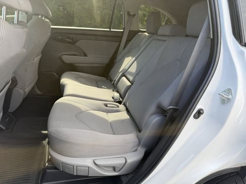 Used 2022 Toyota Highlander L FWD image 9