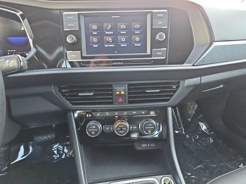 Used 2024 Volkswagen Jetta SE FWD image 19