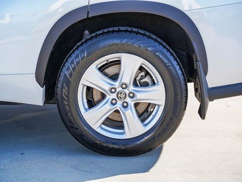 Certified 2022 Toyota Highlander LE image 6