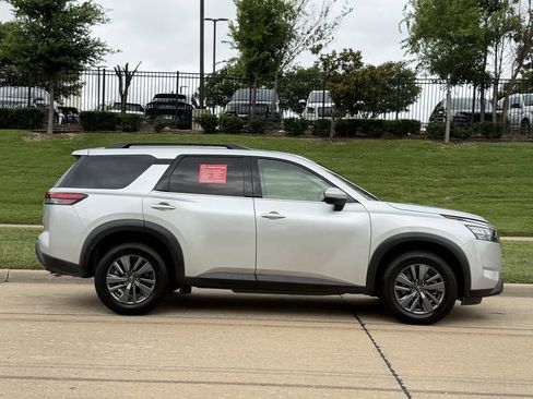 Used 2023 Nissan Pathfinder SV AWD/4WD image 3