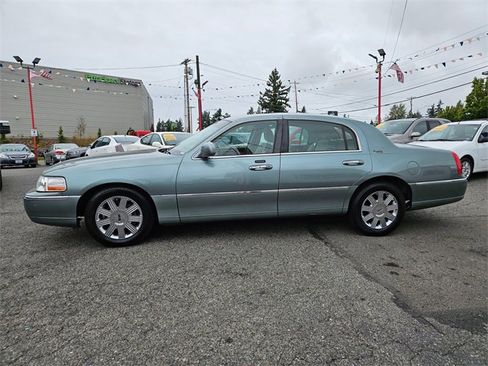 Used 2005 Lincoln Town Car Signature Limited image 6