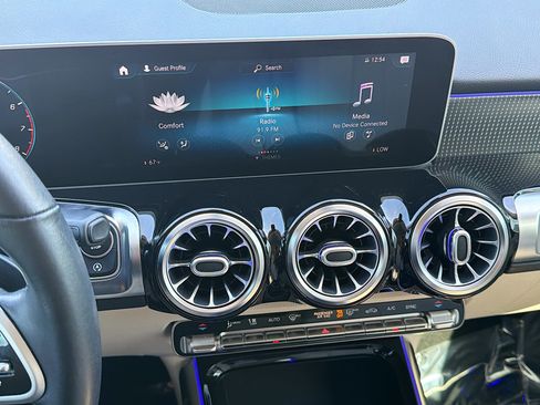 Used 2021 Mercedes-Benz GLB 250 image 29