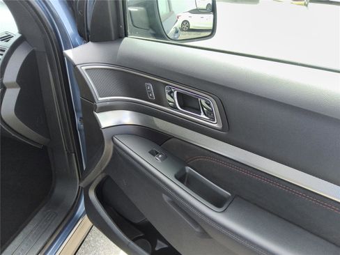 Used 2018 Ford Explorer XLT w/ Equipment Group 202A FWD image 26
