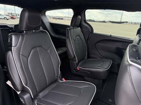 New 2026 Chrysler Pacifica Limited image 23