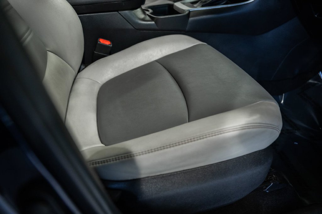 Used 2021 Toyota RAV4 XLE Premium FWD image 29