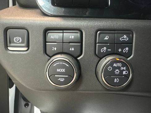 Used 2024 Chevrolet Silverado 1500 High Country w/ High Country Premium Package AWD/4WD image 33