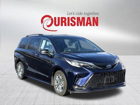 Used 2022 Toyota Sienna XSE image 1