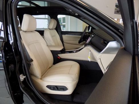 New 2026 Jeep Grand Cherokee Limited w/ Luxury Tech Group II RWD image 28