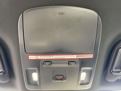 Used 2025 Toyota Camry SE w/ Convenience Package image 20