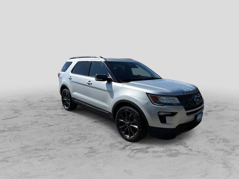 Used 2018 Ford Explorer XLT w/ Equipment Group 202A AWD/4WD image 2
