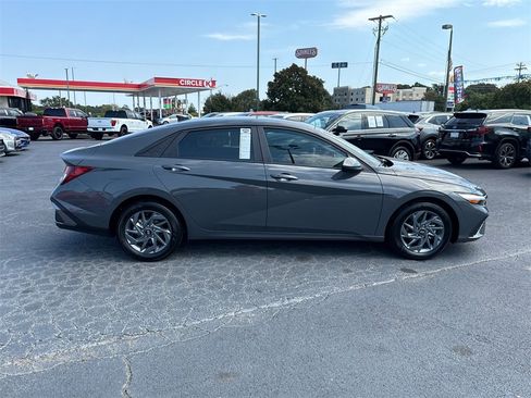 Used 2024 Hyundai Elantra SEL image 2