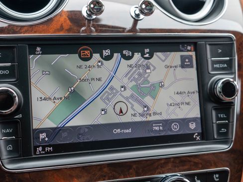 Used 2017 Bentley Bentayga image 23