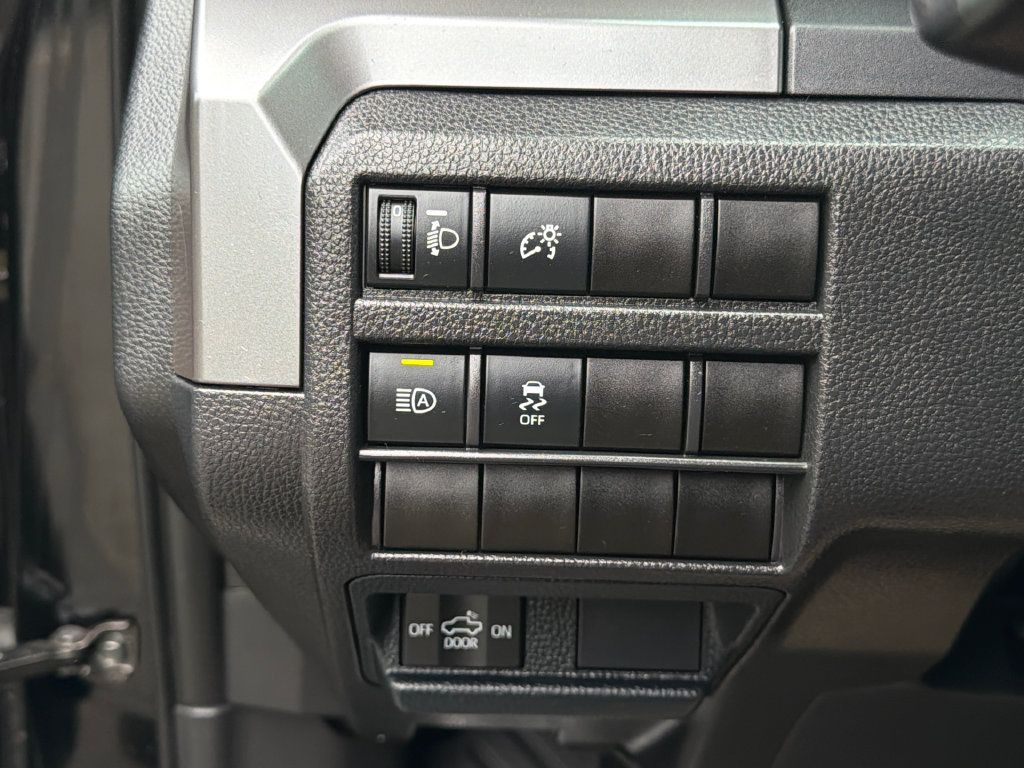 Used 2025 Toyota Tacoma SR5 AWD/4WD image 15