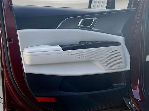 Used 2024 Kia Carnival LX image 19