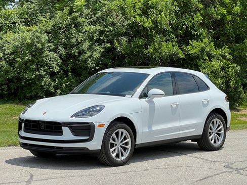Certified 2025 Porsche Macan AWD/4WD image 1