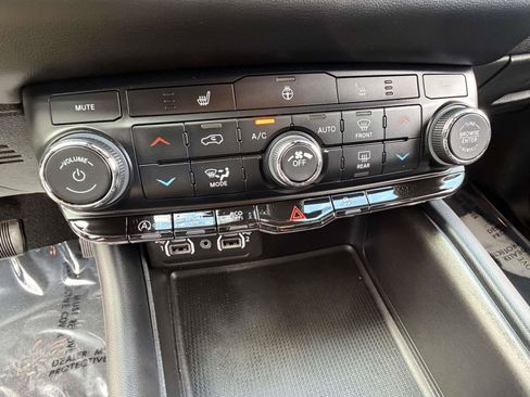 Used 2024 Dodge Durango SXT w/ SXT Blacktop Group AWD/4WD image 13