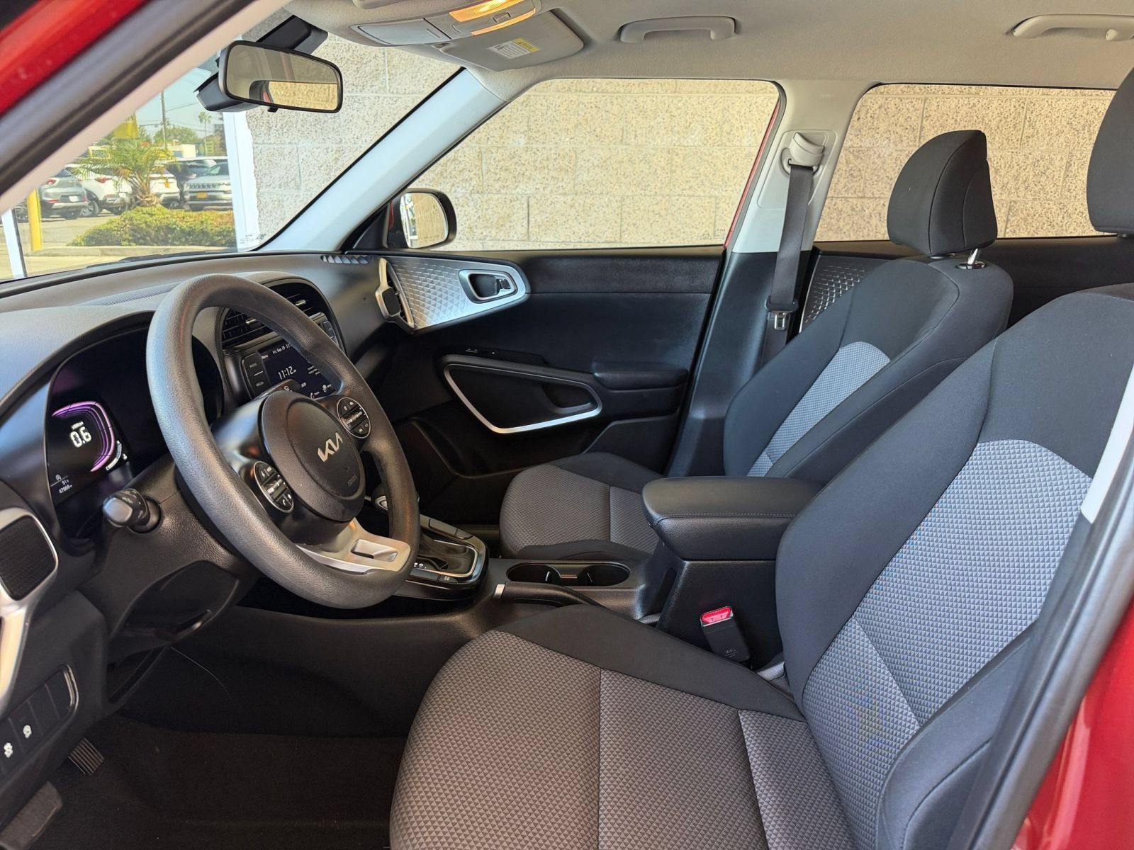 Used 2025 Kia Soul LX w/ LX Technology Package FWD image 24