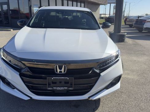 Used 2022 Honda Accord Sport image 2