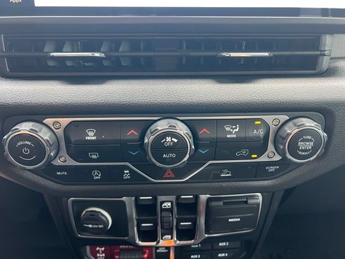 Used 2024 Jeep Gladiator Sport AWD/4WD image 4