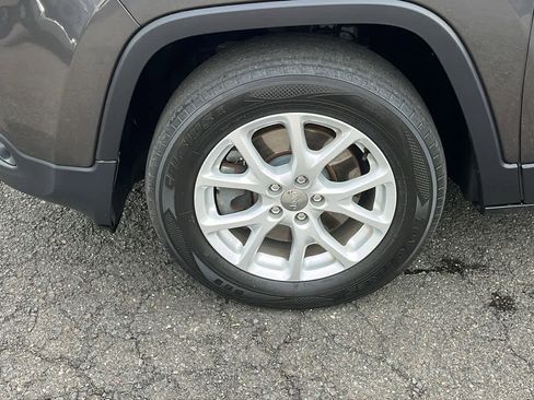 Used 2017 Jeep Cherokee Latitude w/ Cold Weather Group image 9