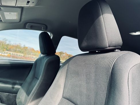 Used 2018 Toyota RAV4 LE image 10