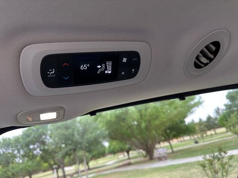 Used 2018 Chrysler Pacifica Limited FWD image 18