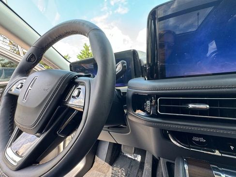 Used 2025 Lincoln Aviator Reserve w/ Jet Appearance Package AWD/4WD image 23
