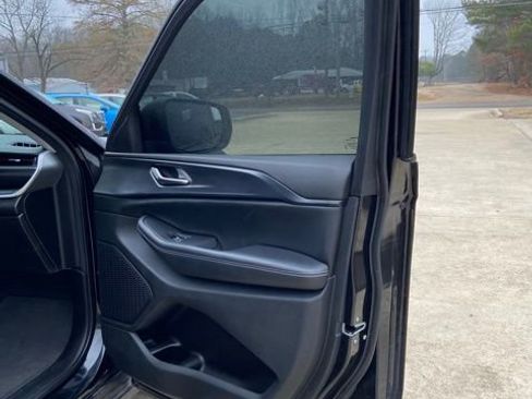 Used 2023 Jeep Grand Cherokee Laredo image 16