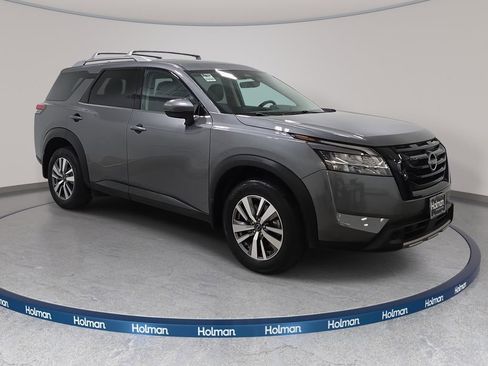 Used 2023 Nissan Pathfinder SL w/ Black Appearance Package AWD/4WD image 4