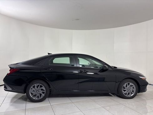 New 2025 Hyundai Elantra Hybrid FWD image 6