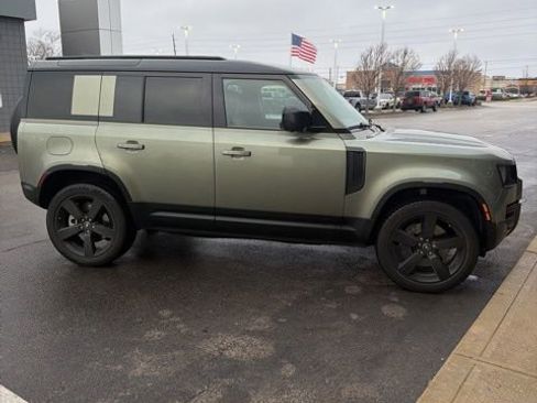 Used 2025 Land Rover Defender 110 X-Dynamic SE image 4