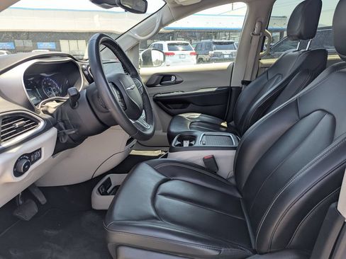 Used 2023 Chrysler Pacifica Touring-L FWD image 25
