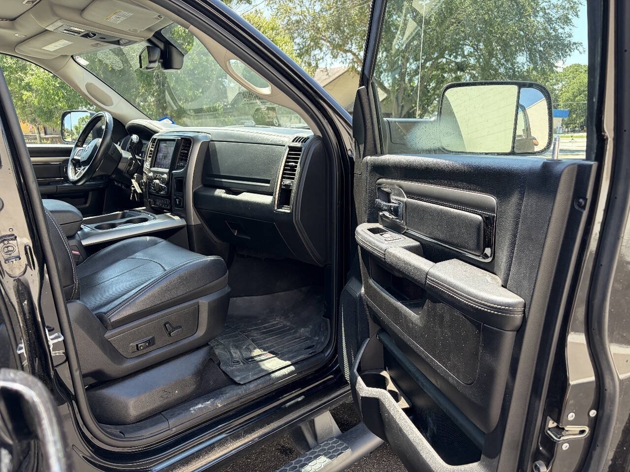 Used 2018 RAM 2500 Laramie w/ Sport Appearance Group AWD/4WD image 32