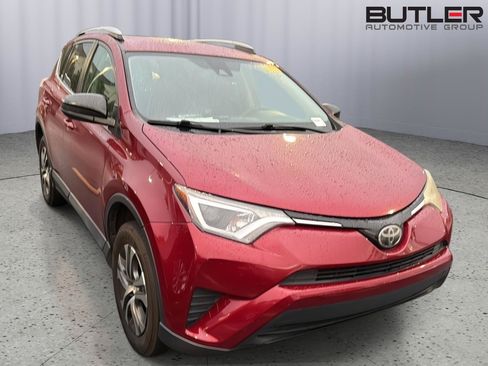Used 2018 Toyota RAV4 LE FWD image 6
